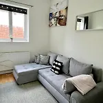 Fulham Broadway Apartment By Dc London Rooms
